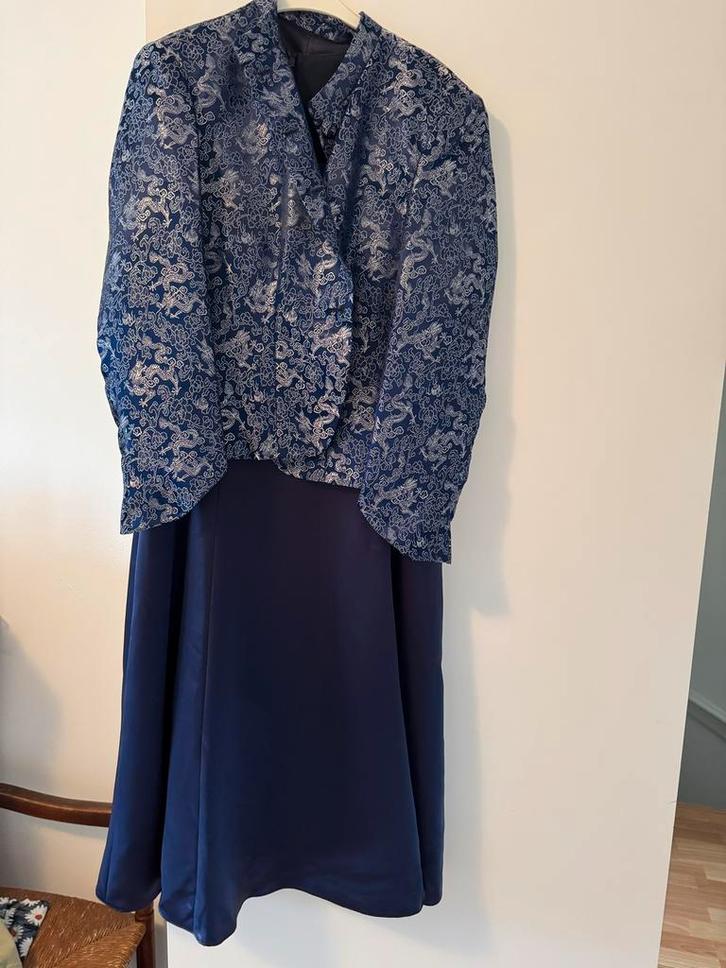Jurk met jasje - Maat 42/44, Kleding | Dames, Jurken, Nieuw, Maat 42/44 (L), Paars, Knielengte, Ophalen of Verzenden