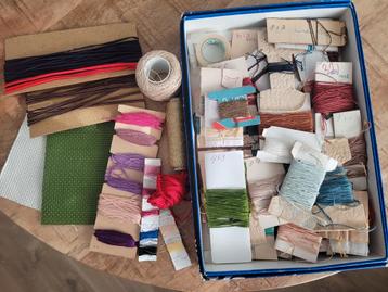 Groot lot borduur- en naaigaren beschikbaar voor biedingen