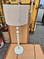 Stijlvolle staande riviera maison lamp met stoffen kap, Huis en Inrichting, Lampen | Vloerlampen, Hout, 100 tot 150 cm, Ophalen of Verzenden