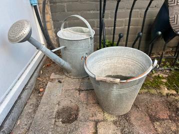 Zinken gieter en emmer beschikbaar voor biedingen
