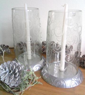 2 glazen stolpen met zilverkleurige voeten made in INDIA beschikbaar voor biedingen