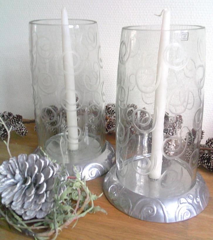 2 glazen stolpen met zilverkleurige voeten made in INDIA, Huis en Inrichting, Woonaccessoires | Kandelaars en Kaarsen, Gebruikt