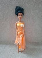 Donker Huidskleurige Pop Met Oranje Jurk., Ophalen of Verzenden, Zo goed als nieuw, Barbie