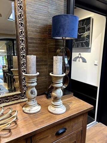 Set aardse kandelaars beschikbaar voor biedingen