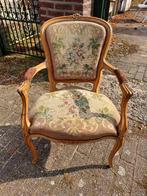 Antieke eiken Lodewijk fauteuil met petit point bekleding., Antiek en Kunst, Antiek | Meubels | Stoelen en Banken, Ophalen
