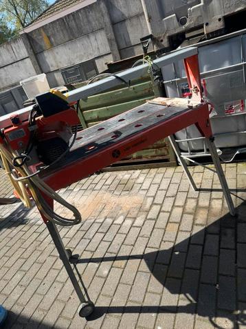 Goed werkende zaagtafel beschikbaar voor biedingen