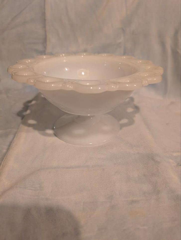 Opaalglazen (melkglas) schaaltje op voet, Antiek en Kunst, Antiek | Glas en Kristal, Ophalen of Verzenden