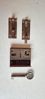 Oude ijzeren sloten en grendels, Doe-het-zelf en Verbouw, Hang- en Sluitwerk, Ophalen of Verzenden, Gebruikt, IJzer, Slot