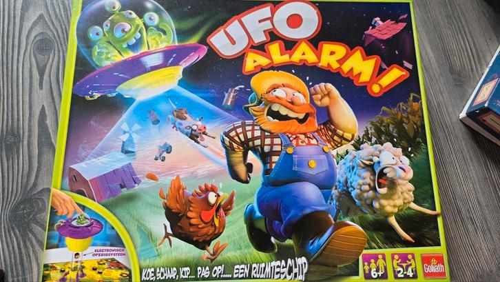 UFO Alarm! Bordspel - Actie en Plezier!, Hobby en Vrije tijd, Gezelschapsspellen | Bordspellen, Zo goed als nieuw, Drie of vier spelers