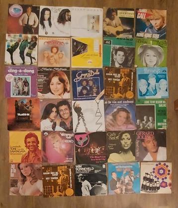 Set van 30 pop vinyl singles. Jaren 60 tm 80 beschikbaar voor biedingen