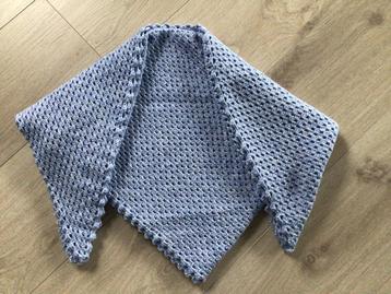 Hand gehaakte omslagdoek…gemeleerd blauw acryl garen…nieuw… beschikbaar voor biedingen