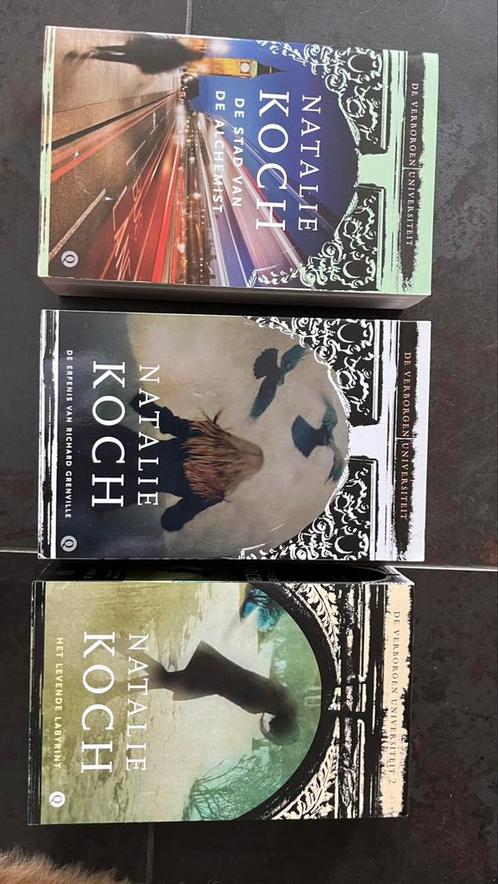 Nathalie Koch, de verborgen universiteit deel 1,2 & 3., Boeken, Thrillers, Zo goed als nieuw, Ophalen of Verzenden