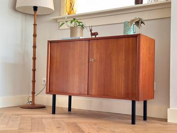 Vintage kast teak hout jaren 50/60/70 metaal zwart beschikbaar voor biedingen