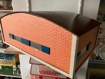 Vintage Garagebedrijf voor ,  Tractoren en AUTOs beschikbaar voor biedingen
