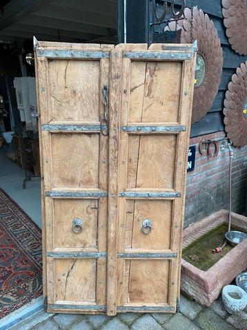 Stoere set oude deuren uit India beschikbaar voor biedingen