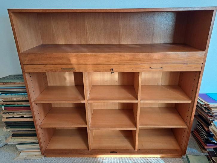 Vintage boekenkast met rolluik, Huis en Inrichting, Kasten | Boekenkasten, Gebruikt, 25 tot 50 cm, Ophalen