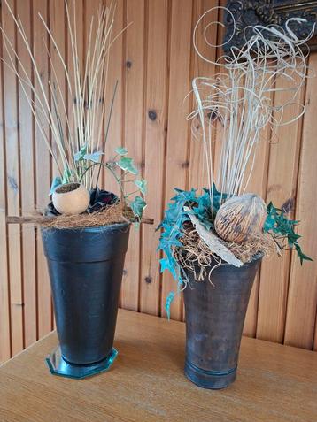 2 Bloempotten met Kunstdecoratie beschikbaar voor biedingen