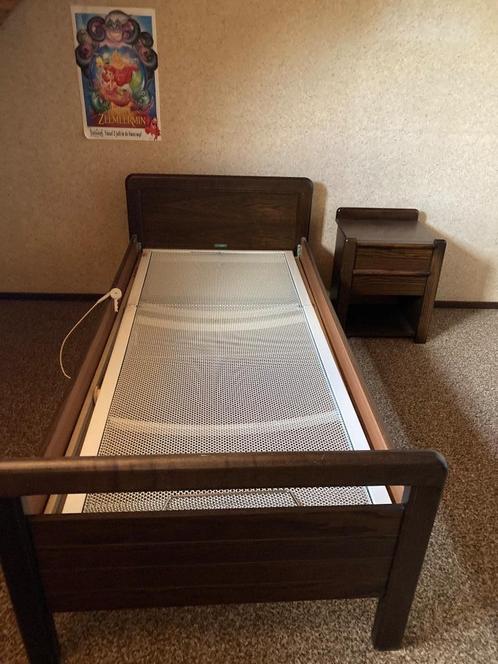 1 persoonsbed met nachtkastje massief donker eiken, Huis en Inrichting, Slaapkamer | Nachtkastjes, Gebruikt, 70 cm of meer, 65 cm of meer