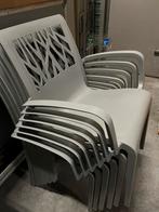 Grijze kunststof stoel met armleuningen, Kunststof, Gebruikt, Nnb, Ophalen of Verzenden