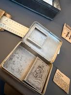 Vintage Tinnen Doosje met Kroontjes Liniaal, Ophalen