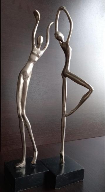 Set 2 abstracte sculptuur vrouwelijke figuren op houten voet beschikbaar voor biedingen