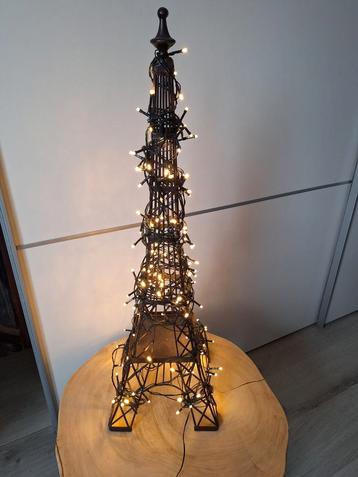 Oude Eifeltoren van Metaal versierd met kerstlampjes, beschikbaar voor biedingen