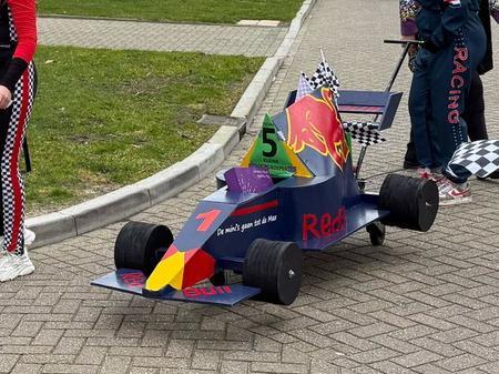Carnavalswagen formule 1 Red Bull racing loopgroep, Hobby en Vrije tijd, Feestartikelen | Verhuur, Verjaardag, Ophalen