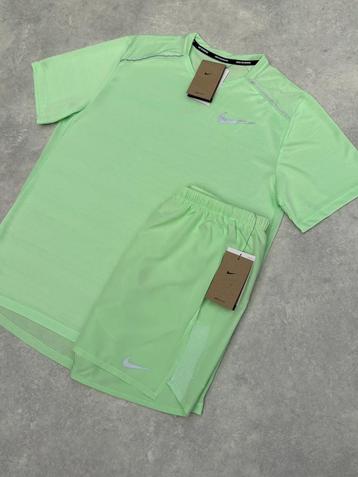 Zomersetje Nike green vapour Maat L beschikbaar voor biedingen
