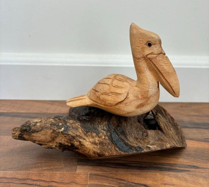 Handgemaakte houten pelikaan op stronk - klein +/- 20cm, Antiek en Kunst, Kunst | Beelden en Houtsnijwerken, Ophalen of Verzenden