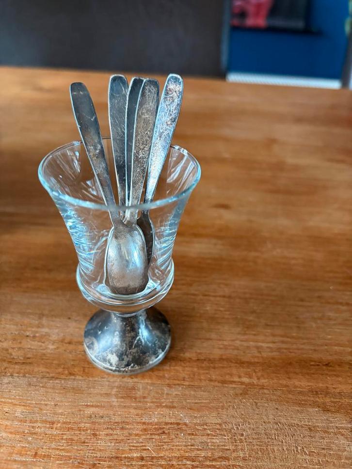 Glas met zilveren voet en verzilverde lepeltjes, Antiek en Kunst, Antiek | Bestek, Ophalen of Verzenden