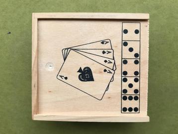 Geschenkdoosje met speelkaarten en dobbelstenen beschikbaar voor biedingen