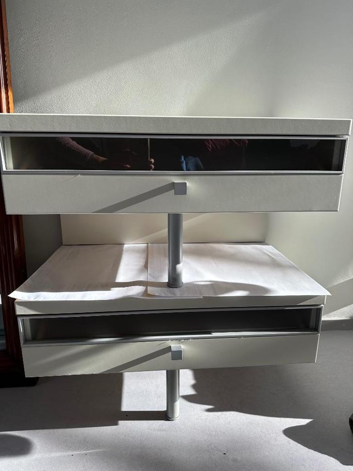 Nachtkastjes, Huis en Inrichting, Slaapkamer | Nachtkastjes, Gebruikt, Minder dan 55 cm, 65 cm of meer, Kunststof, Ophalen