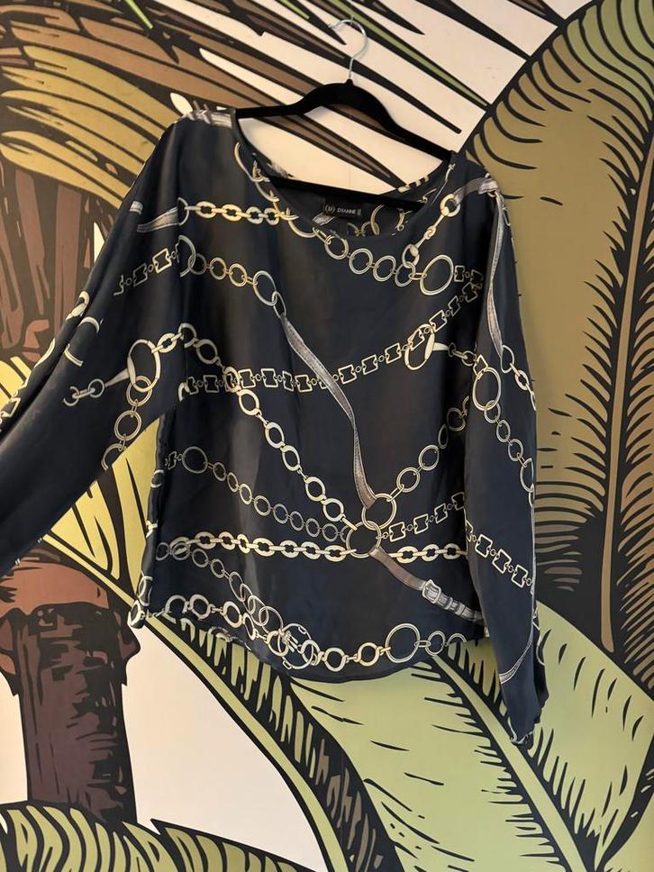 Dyanne Blouse met Kettingprint, Kleding | Dames, Blouses en Tunieken, Zo goed als nieuw, Maat 42/44 (L), Zwart, Ophalen of Verzenden