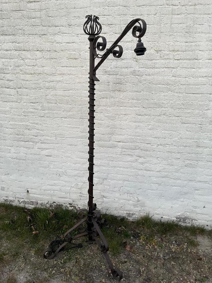 Antieke staande lamp ijzeren krullen (handgemaakt antiek), Huis en Inrichting, Lampen | Vloerlampen, Gebruikt, 150 tot 200 cm
