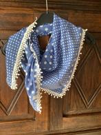 Blauwe driehoekige sjaal, shawl met witte accenten; 136*63, Kleding | Dames, Mutsen, Sjaals en Handschoenen, Ophalen of Verzenden
