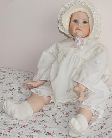 Porseleinen vintage babypop - 60cm lang beschikbaar voor biedingen