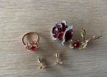 Set Ring, Oorbellen & Broche Roze/Goud beschikbaar voor biedingen