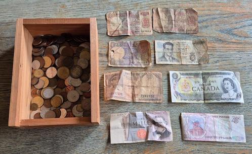 Houten kist vol buitenlands geld en biljetten., Postzegels en Munten, Munten | Europa | Niet-Euromunten, Losse munt, Overige landen