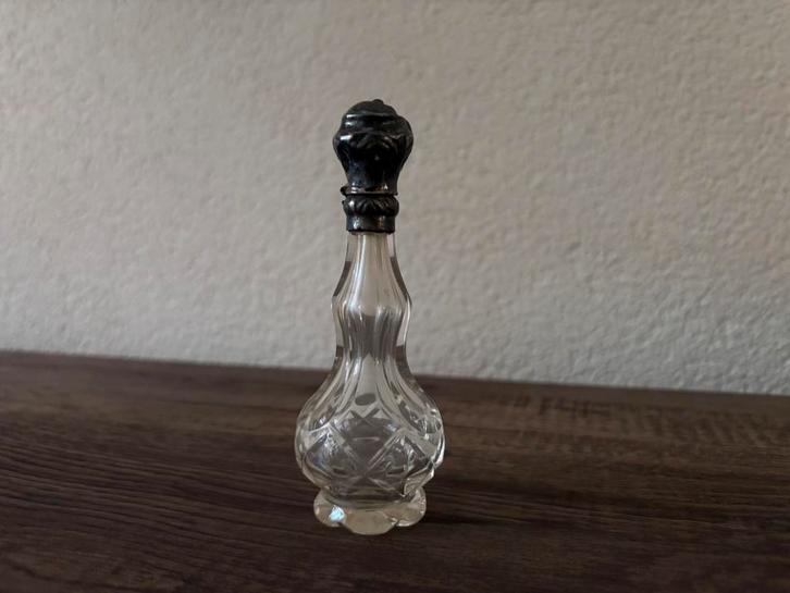 Parfum flesje met zilveren dop, Antiek en Kunst, Antiek | Glas en Kristal, Ophalen of Verzenden