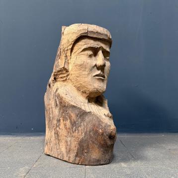 Groot formaat oud uit houten stam gesneden hoofd of gezicht beschikbaar voor biedingen