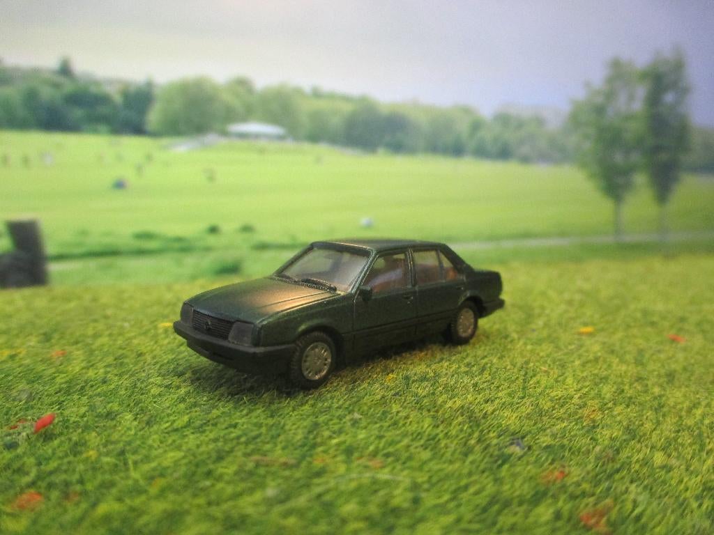 Opel Ascona C Sedan - Herpa donkergroenmetallic, Hobby en Vrije tijd, Modelauto's | 1:87, Ophalen of Verzenden, Zo goed als nieuw