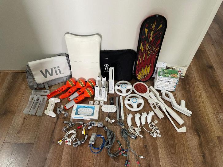 NINTENDO Wii  Complete set.  € 150.=, Spelcomputers en Games, Spelcomputers | Nintendo Wii, Zo goed als nieuw, Met 3 controllers of meer