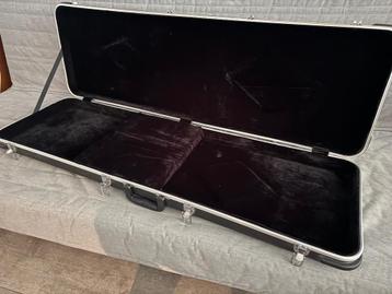 Koffer voor basgitaar beschikbaar voor biedingen