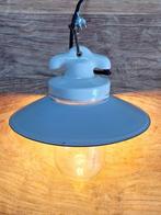 vintage fabriekslamp industrieel emaille kap glazen bol, Huis en Inrichting, Lampen | Hanglampen, Ophalen of Verzenden, Glas, Minder dan 50 cm
