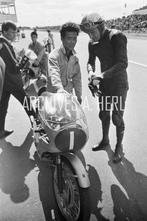 Honda factory racer Mike Hailwood 1967 Dutch TT Grand Prix, Nieuw, Foto, Verzenden, Overige onderwerpen