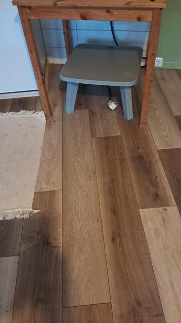 Laag bijzettafeltje (of kruk) beschikbaar voor biedingen