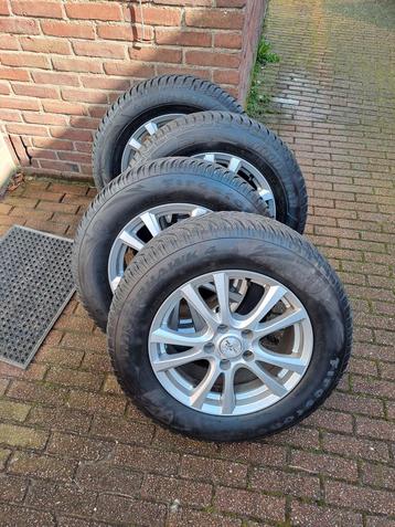 Set goede winterbanden incl. lichtmetalen velgen (215/65R16) beschikbaar voor biedingen