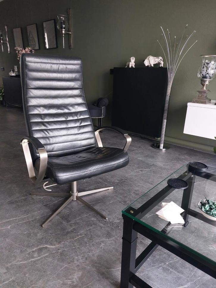 ZWARTE LEREN RELAX STOEL MET CHROME. DRAAIBAAR., Huis en Inrichting, Fauteuils, 50 tot 75 cm, Minder dan 75 cm, Ophalen