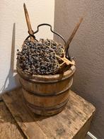 Oude houten emmer met lepels en dadeltak, Ophalen