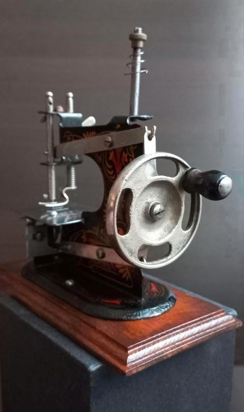 Antieke miniatuur naaimachine uit duitsland 14x14x7 cm -Nr 1, Antiek en Kunst, Kunst | Overige Kunst, Ophalen of Verzenden